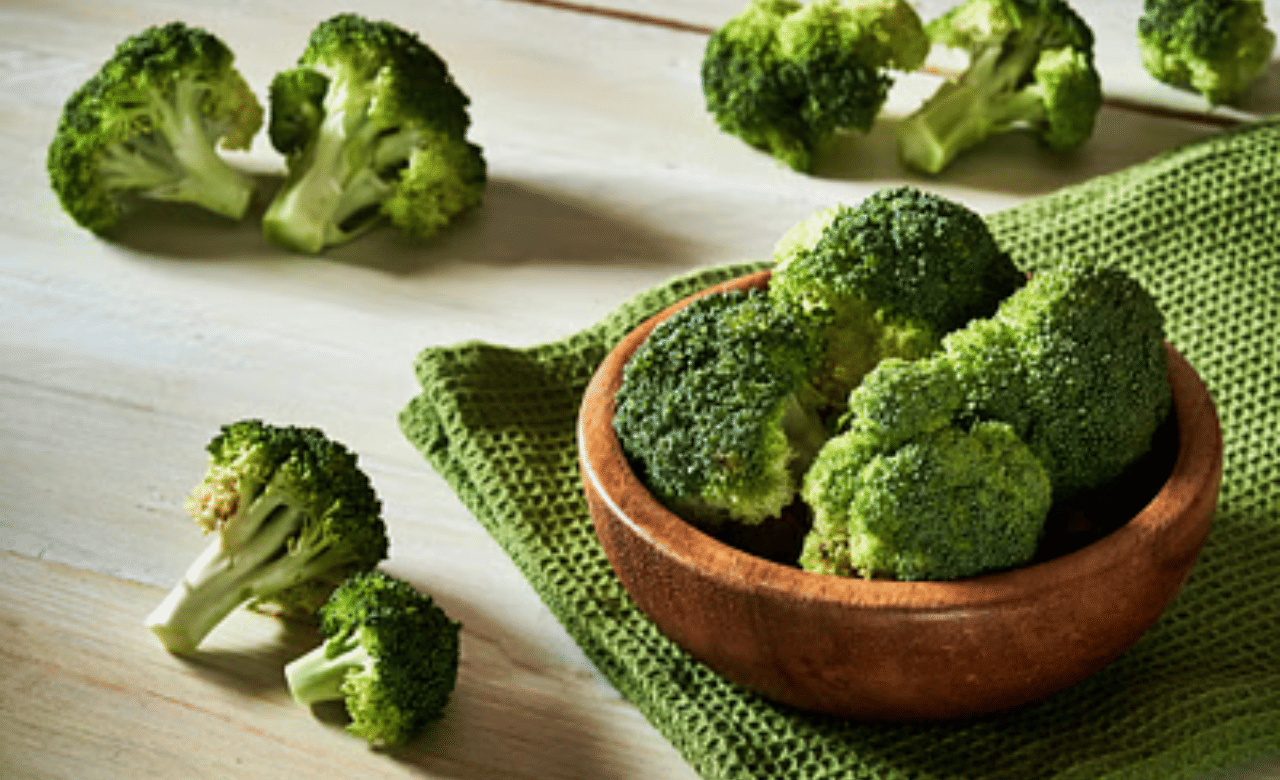 എനർജി - 33 കലോറി, വെള്ളം - 89 %, പ്രോട്ടീൻ - 25 ഗ്രാം, കാർബോഹൈഡ്രേറ്റ് - 6 ഗ്രാം, ഫൈബർ - 4.4 ഗ്രാം, കൊഴുപ്പ് - 4 ഗ്രാം എന്നിങ്ങനെയാണ് ഒരു കപ്പ് ബ്രോക്കോളിയിൽ അടങ്ങിയിരിക്കുന്ന പോഷകങ്ങൾ. (Image Credits: Getty Image)