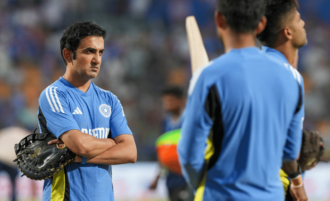 ന്യൂസിലൻഡിനെതിരായ പരമ്പരയിൽ സമ്പൂർണ പരാജയം ഏറ്റുവാങ്ങിയതോടെ പരിശീലകൻ ഗൗതം ഗംഭീറും ബിസിസിഐയുടെ റെഡ് ലിസ്റ്റിൽ. പരിശീലകനെ നിലയ്ക്കുനിർത്താൻ ബിസിസിഐ ഒരുങ്ങിയതായാണ് വിവരം. (Image Credits:BCCI)