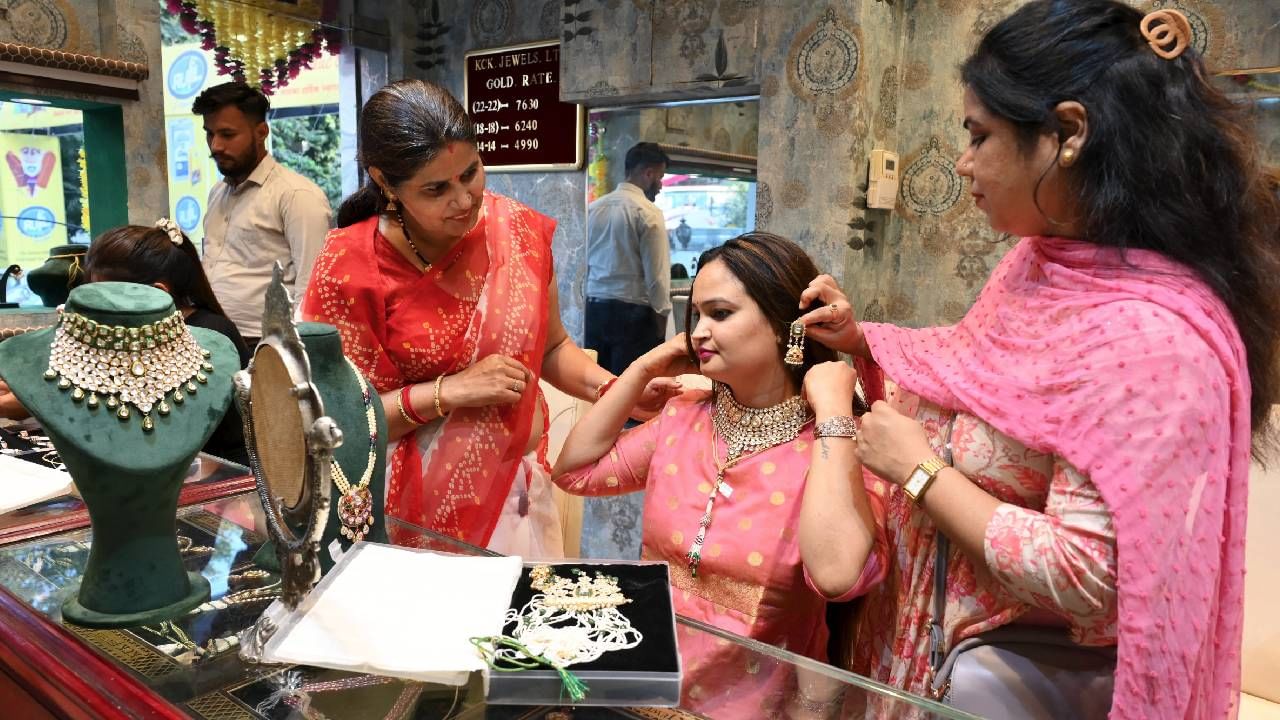 Kerala Gold Rate: വേഗം ജ്വല്ലറിയിലേക്ക് വിട്ടോ! സ്വർണവില ഈ മാസത്തെ ഏറ്റവും കുറഞ്ഞ നിരക്കിൽ; വില അറിയാം Kerala Gold Rate: വേഗം ജ്വല്ലറിയിലേക്ക് വിട്ടോ! സ്വർണവില ഈ മാസത്തെ ഏറ്റവും കുറഞ്ഞ നിരക്കിൽ; വില അറിയാം