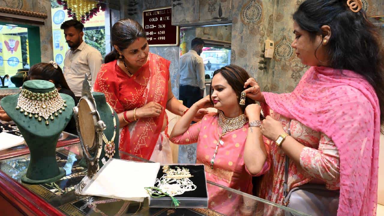 Kerala Gold Rate: ഈ പോക്ക് എങ്ങോട്ടേക്ക്? വീണ്ടും ഉയർന്ന നിരക്കിൽ സ്വർണവില; ആശങ്കയിൽ സ്വര്‍ണ്ണാഭരണ പ്രേമികൾ