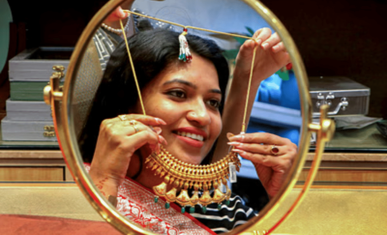 ആഗോളതലത്തിലെ ഡിമാന്റ്, വിനിമയ നിരക്കിലെ ഏറ്റക്കുറച്ചിലുകള്, പലിശ നിരക്ക്, ഡോളറിന്റെ മുന്നേറ്റം എന്നിവയെല്ലാം സ്വവർണവിലയെ സ്വാധീനിക്കുന്നുണ്ട്. (Image Credits: PTI)