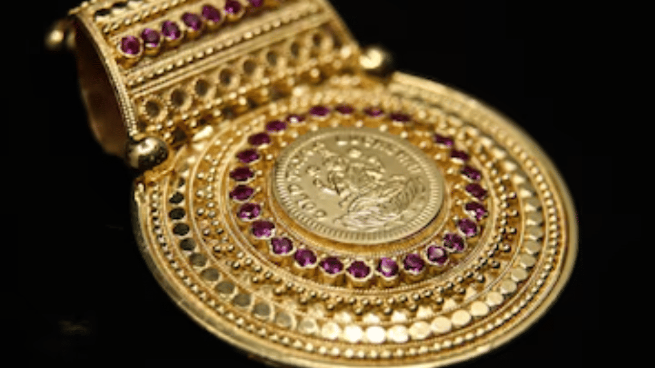  30 ദിവസത്തിനിടെ ആഗോള സ്വര്‍ണ്ണവിലയില്‍ 3.67% (97.02 ഡോളര്‍) വര്‍ധനയുണ്ടായിട്ടുണ്ട്. സംസ്ഥാനത്ത് ഉത്സവ സീസണില്‍ സ്വര്‍ണ്ണവില 60,000 രൂപയ്ക്ക് അടുത്തവരെ ഉയര്‍ന്നിരുന്നു. ചരിത്രത്തിലെ ഏറ്റവും ഉയര്‍ന്ന നിലവാരമാണിത്.   ( IMAGE -FREEPIK )