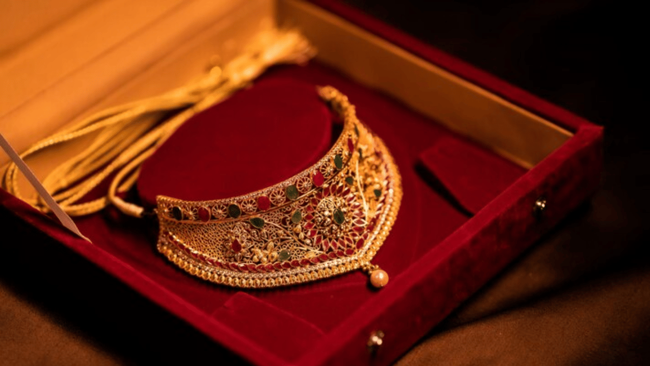 ഈ മാസം സ്വര്‍ണ്ണം ഗ്രാമിന് 7,385 രൂപയിലും, പവന് 59,080 രൂപയിലുമാണ് വ്യാപാരം ആരംഭിച്ചത്. ഉത്സവ സീസണ്‍ ഡിമാന്‍ഡ് അവസാനിച്ചതും ഓഹരി വിപണിയിലെ ചാഞ്ചാട്ടവുമാണ് സ്വര്‍ണ്ണവില നിശ്ചലമാകാന്‍ കാരണം എന്നാണ് വിവരം.  ( IMAGE -FREEPIK )