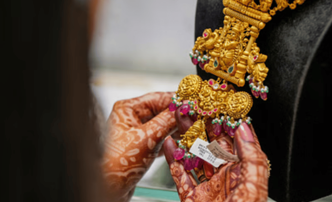 സംസ്ഥാനത്ത് തുടര്‍ച്ചയായ രണ്ടാം ദിവസവും സ്വര്‍ണവില കുറഞ്ഞു. ഇന്ന് ഒരു പവൻ സ്വർണത്തിന് 58,960 രൂപയാണ് വില. ഇന്ന് ഒരു പവൻ സ്വർണത്തിന് രൂപയാണ് കുറഞ്ഞത്. (Image Credits: PTI)