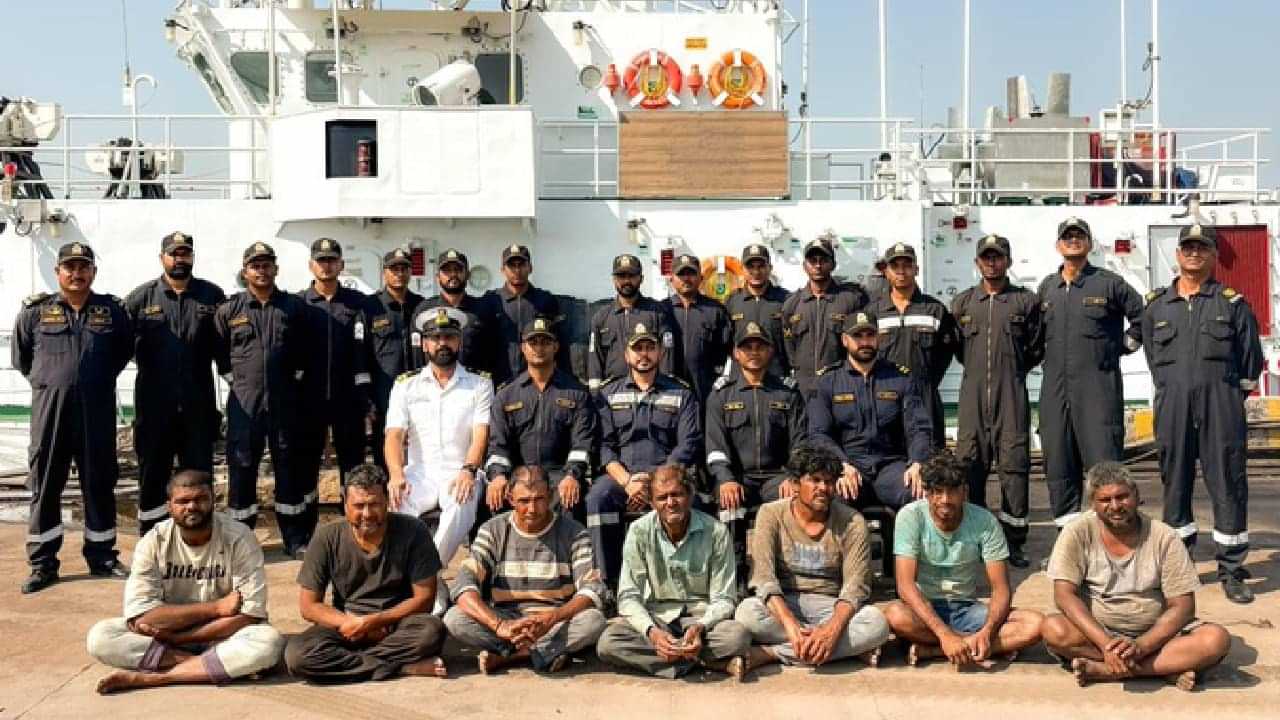 Indian Coast Guard: പാകിസ്താന്‍ പിടികൂടിയ മത്സ്യത്തൊഴിലാളികളെ സാഹസികമായി മോചിപ്പിച്ച് ഇന്ത്യൻ കോസ്റ്റ് ഗാർഡ്