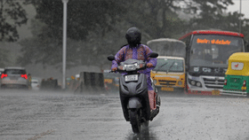 Kerala Rain Alert: ചക്രവാതച്ചുഴി തീവ്ര ന്യൂനമർദ്ദമാകും; ഇന്ന് ഈ ജില്ലകളിൽ ഇടിമിന്നലോടുകൂടിയ മഴ