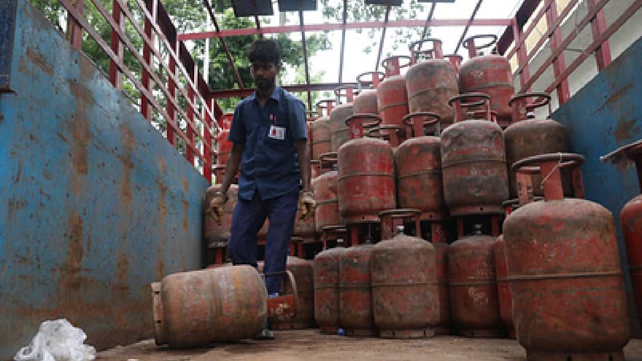 LPG Price Hike: വാണിജ്യാവശ്യത്തിനുള്ള എൽപിജി സിലിണ്ടർ വില വീണ്ടും കൂട്ടി; നാലുമാസത്തിനിടെ കൂടിയത് 157.50 രൂപ