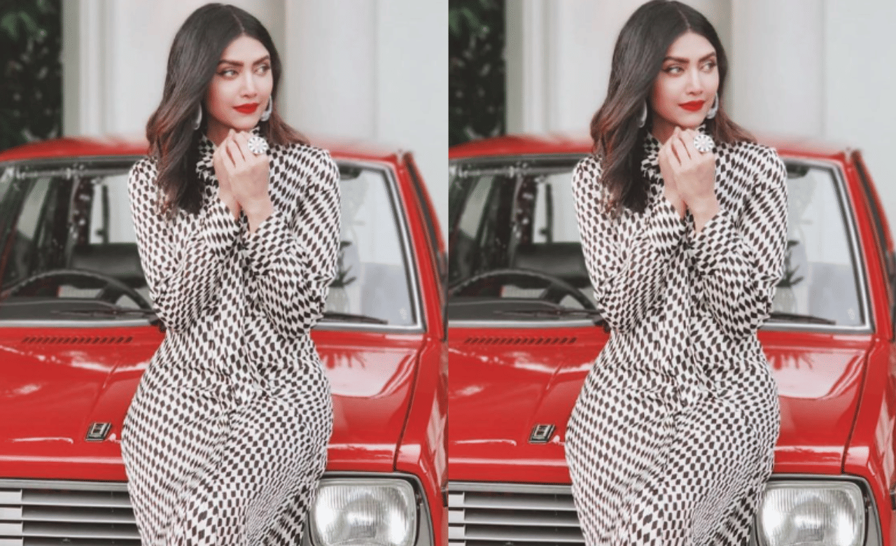 ആത്മവിശ്വാസത്തിന്റെയും പോരാട്ടത്തിന്റെയും പ്രതീകമാണ് നടി മംമ്ത മോഹൻദാസ്. ആരോ​ഗ്യമാണ് ജീവന്റെ അടിസ്ഥാനം. ജീവനറ്റ് പോയാൽ എന്തുണ്ടെന്ന് പറഞ്ഞിട്ടും കാര്യമില്ല. ശരീരത്തെ കാർന്നു തിന്നുന്ന രോഗങ്ങൾ പിടിപെടുമ്പോൾ ആരായാലും ഒന്നു തളരും. എന്നാൽ ഇന്ന് അര്‍ബുദത്തിനെതിരെ പോരാടുന്ന പലര്‍ക്കും പ്രചോദനമാണ് മംമ്ത. (Image Credits: Mamta Mohandas)