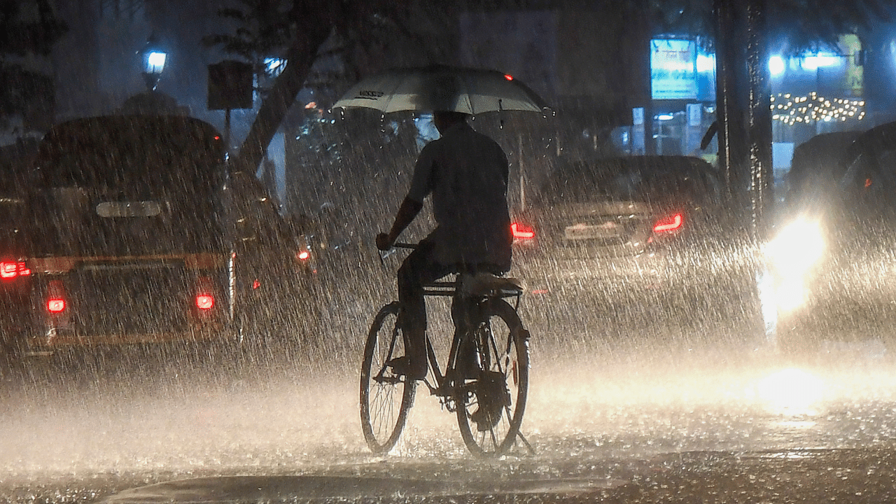 Kerala Rain Alert: മഴ മാറിയിട്ടില്ല...; സംസ്ഥാനത്ത് ആറ് ജില്ലകളിൽ ജാ​ഗ്രതാ നിർദ്ദേശം, കാറ്റിനും സാധ്യത