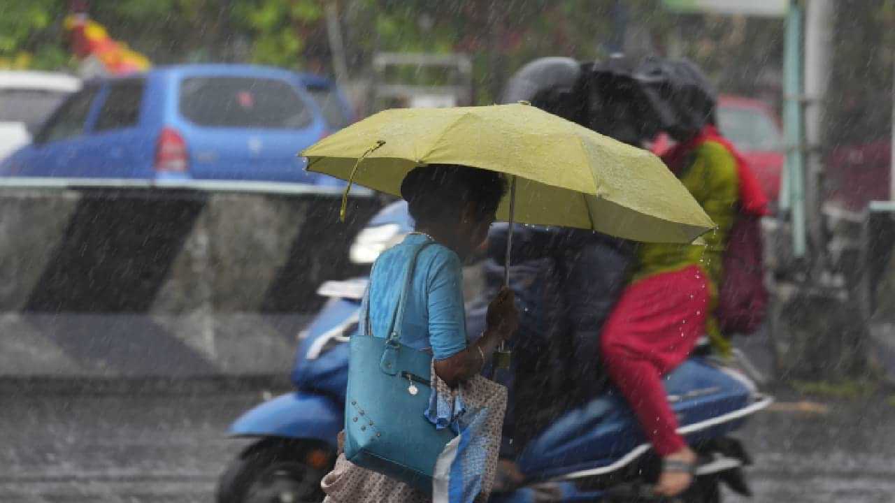 Kerala Rain Alert: ബംഗാൾ ഉൾക്കടലിന് മുകളിലായി ചക്രവാതച്ചുഴി; ന്യൂനമര്‍ദ്ദത്തിന് സാധ്യത; മൂന്ന് ജില്ലകളില്‍ ഓറഞ്ച് അലർട്ട്