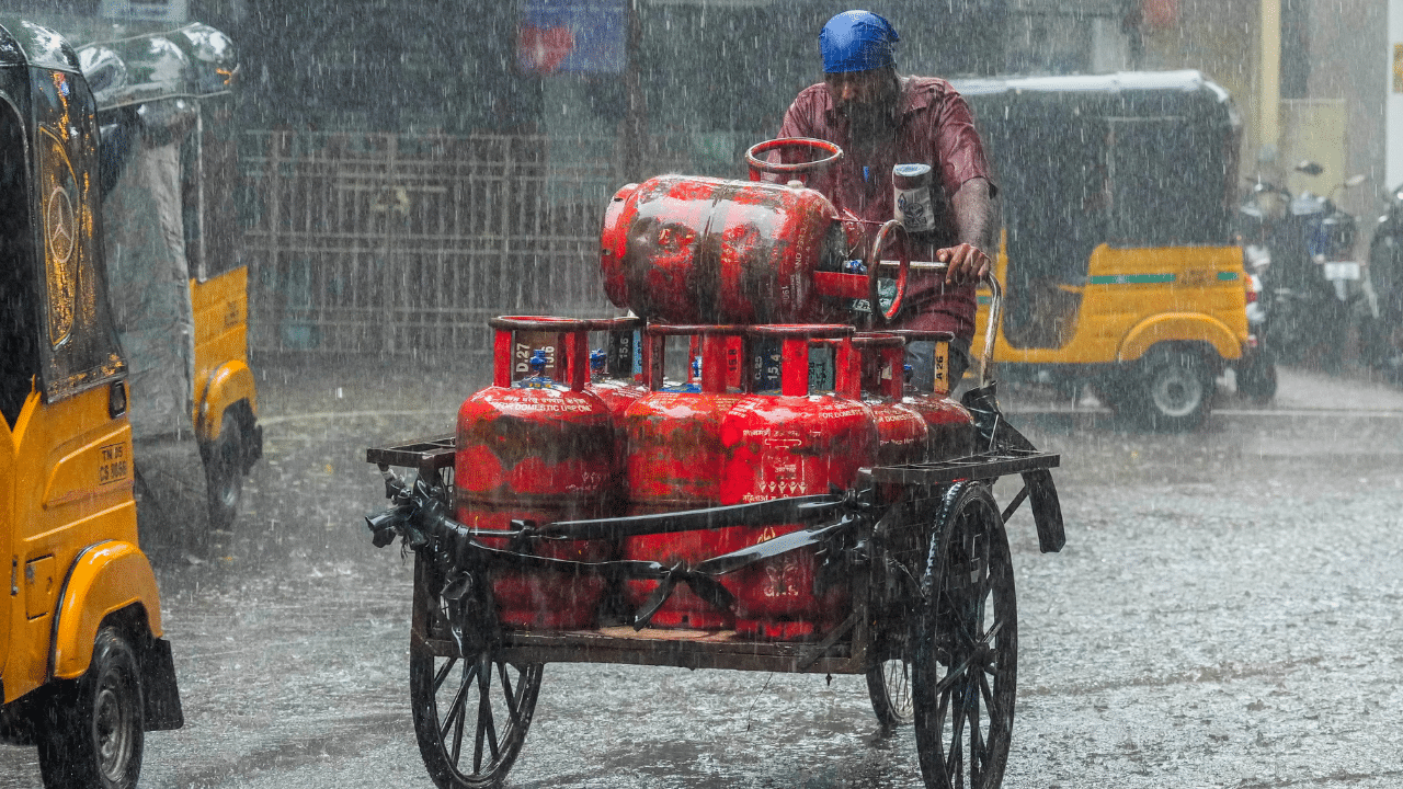 Kerala Rain Alert : ഇരട്ട ചക്രവാതച്ചുഴിയും ന്യൂനമർദ്ദപാത്തിയും, സംസ്ഥാനത്ത് ഇന്ന് ഇടിവെട്ടി മഴപെയ്യും, ആറു ജില്ലകളില്‍ അലര്‍ട്ട്