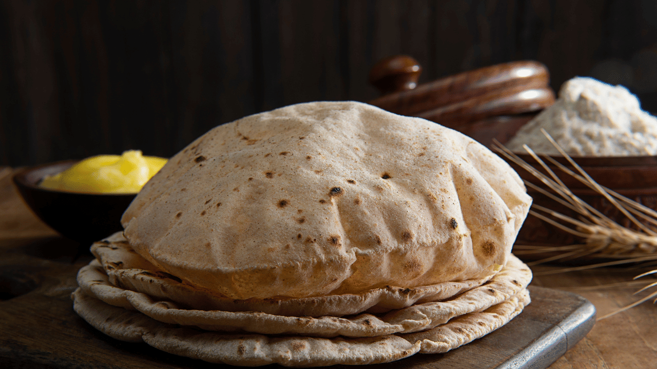 ഭാരം കുറയ്ക്കാനും കൂടുതല്‍ പോഷകങ്ങള്‍ ലഭിക്കാനും ഗോതമ്പുകൊണ്ടുള്ള റൊട്ടിയ്ക്ക് പകരം കടലമാവ് ഉപയോഗിച്ചുള്ള റൊട്ടിയാണ്  അനുഷ്ക ഉപയോഗിക്കുന്നത് ( IMAGE - IndiaPix/IndiaPicture/Getty Images Creative)