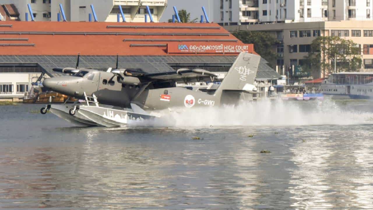 Seaplane: വെള്ളത്തിലൂടെ ബോട്ട് പോലെ പോകും, കരയിലൂടെ വിമാനം പോലെ പറക്കും; എന്താണ് സീ പ്ലെയിൻ? Seaplane: വെള്ളത്തിലൂടെ ബോട്ട് പോലെ പോകും, കരയിലൂടെ വിമാനം പോലെ പറക്കും; എന്താണ് സീ പ്ലെയിൻ?