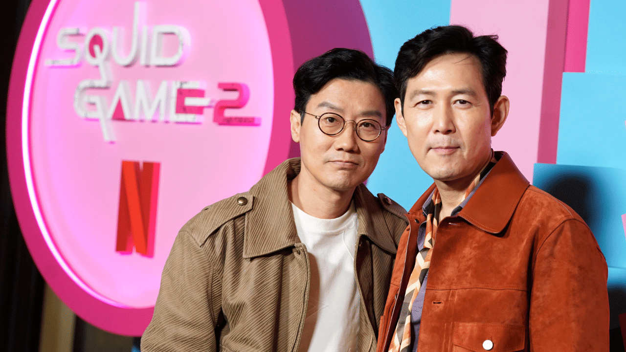 കൊറിയൻ സീരീസ് കാണാൻ ഇഷ്ടപ്പെടാത്തവർ പോലും കണ്ടിട്ടുള്ള ഒരു സീരീസാണ് സ്ക്വിഡ് ഗെയിം. തുടക്കം മുതൽ ഒടുക്കം വരെ കാണികളെ ആകാംഷയുടെ മുൾമുനയിൽ നിർത്താൻ കഴിഞ്ഞ സീരീസ് ആഗോളതലത്തിൽ വലിയ വിജയം നേടി. നെറ്റ്ഫ്ലിക്സിൽ ഏറ്റവും കൂടുതൽ പേർ കണ്ട നോൺ-ഇംഗ്ലീഷ് സീരീസ് എന്ന റെക്കോർഡും സ്ക്വിഡ് ഗെയിമിന് സ്വന്തമായുണ്ട്. (Image Credits: netflixqueue X)