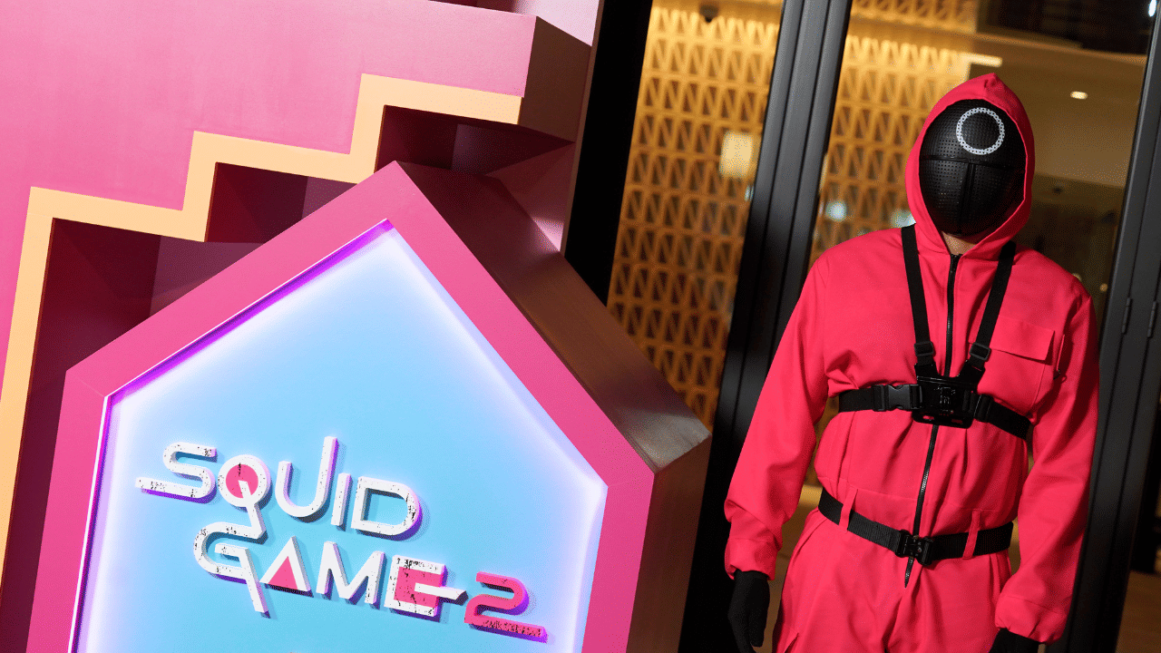 21 മില്യൺ ബജറ്റിൽ നിർമ്മിച്ച ചിത്രം ആഗോള തലത്തിൽ നേടിയത് 900 മില്യണിലും കൂടുതലാണ്. നെറ്റ്ഫ്ലിക്സിന് ഏറ്റവും കൂടുതൽ വരുമാനം നേടിക്കൊടുത്ത സീരീസുകളിൽ ഒന്നാണ് സ്ക്വിഡ് ഗെയിം. സർവൈവൽ ത്രില്ലർ വിഭാഗത്തിൽപ്പെടുന്ന ഈ ഷോയുടെ സീസൺ ഒന്നിൽ ഓരോ മണിക്കൂർ ദൈർഗ്യമുള്ള 9 എപ്പിസോഡുകളാണ് ഉണ്ടായിരുന്നത്. (Image Credits: Netflixkr Instagram)