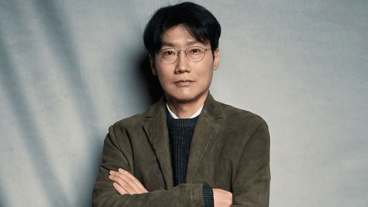 ഇപ്പോഴിതാ, സീരീസിന്റെ സംവിധായകൻ ഹ്വാങ് ഡോങ്- ഹ്യുക്കിന്റെ ഞെട്ടിക്കുന്ന വെളിപ്പെടുത്തലാണ് വാർത്തകളിൽ നിറയുന്നത്. സ്ക്വിഡ് ഗെയിം ചിത്രീകരിക്കുന്നതിനിടെ സമ്മർദ്ദം മൂലം തനിക്ക് നഷ്ടമായത് എട്ടോ ഒമ്പതോ പല്ലുകളാണെന്ന് സംവിധായകൻ പറയുന്നു. ബി.ബി.സിക്ക് നൽകിയ അഭിമുഖത്തിൽ സംസാരിക്കവെയായിരുന്നു അദ്ദേഹത്തിന്റെ വെളിപ്പെടുത്തൽ. (Image Credits: Squidgamenetflix Instagram)