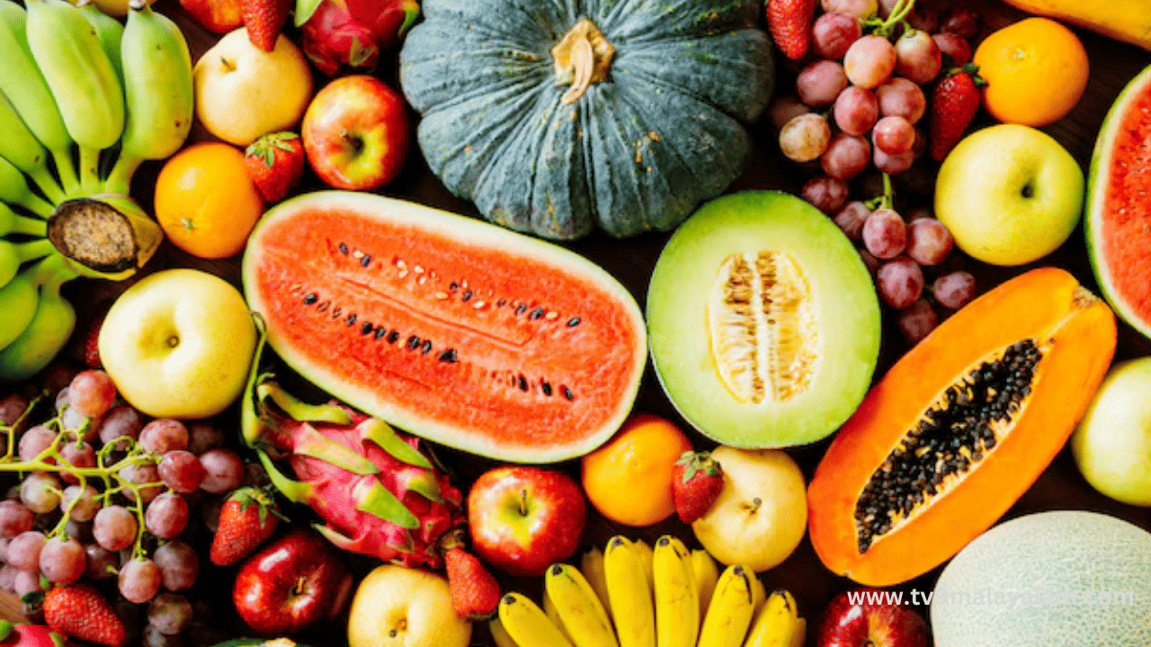 സീസൺ അനുസരിച്ച് ഭക്ഷണപദാർഥങ്ങളിൽ തിരഞ്ഞെടുപ്പും ക്രമീകരണവും നടത്തുന്നത് ശരീരത്തിന് ആവശ്യമായ പോഷകം നൽകുന്നതിനും മികച്ച പ്രതിരോധ ശേഷി നൽകുന്നതിനും ദഹനത്തിനുമെല്ലാം വളരെയധികം സഹായിക്കുന്നു. മഞ്ഞുകാലത്ത് വിറ്റാമിനുകൾ, ധാതുക്കൾ, ആന്റിഓക്സിഡന്റുകൾ, ഫൈബർ എന്നിവ അടങ്ങിയ ഭക്ഷണങ്ങൾ കഴിക്കുന്നത് ശരീരത്തെ തണുത്ത കാലാവസ്ഥയിലേക്ക് മാറ്റാൻ നിങ്ങളെ സഹായിക്കുന്നു. (Image Credits: Freepik)
