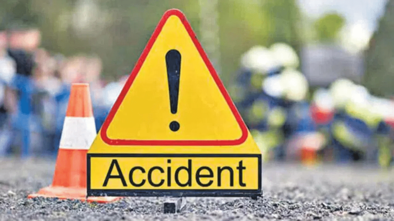 Pathanamthitta Accident: ശബരിമല തീർത്ഥടകരുടെ ബസും കാറും കൂട്ടിയിടിച്ചു; നാല് മരണം Pathanamthitta Accident: ശബരിമല തീർത്ഥടകരുടെ ബസും കാറും കൂട്ടിയിടിച്ചു; നാല് മരണം