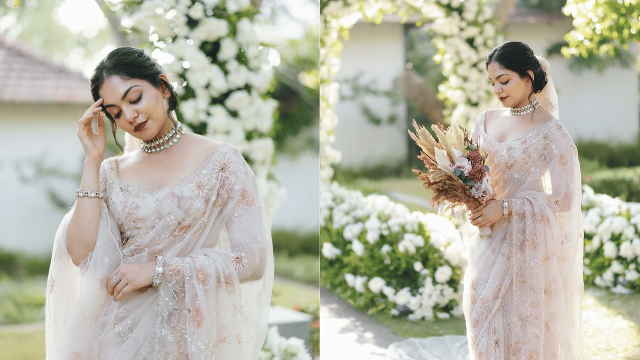 എംബ്രോയിഡറി വർക്കുകളുള്ള നെറ്റ് സാരിക്ക് മാച്ചിങ്ങയായി ഹാഫ്സ്ലീവ് നെറ്റ് ബ്ലൗസാണ് ധരിച്ചിരിക്കുന്നത്. കല്ലുകൾ പതിച്ച ചോക്കറും വളകളുമാണ് ആഭരണമായിട്ടുള്ളത്. ഒപ്പം മിനിമൽ മേക്കപ്പും അഹാനയെ കൂടുതൽ സുന്ദരിയാക്കി. (Image Credits: Instagram)