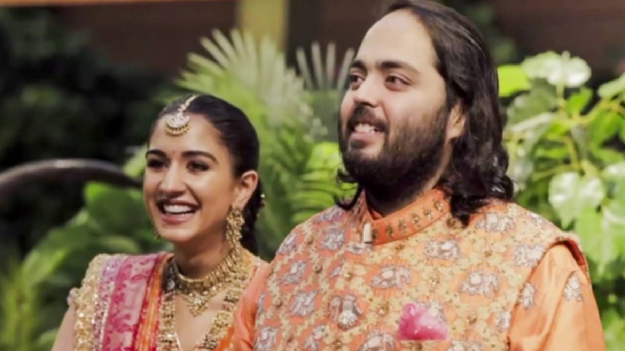 കഴിഞ്ഞ ജുലൈയിലായിരുന്നു റിലയന്സ് ഇന്ഡസ്ട്രീസ് ചെയര്മാന് മുകേഷ് അംബാനിയുടെ ഇളയമകന് അനന്ത് അംബാനിയും വ്യവസായി വിരേന് മെര്ച്ചന്റിന്റെ മകള് രാധിക മെര്ച്ചന്റും തമ്മിലുള്ള വിവാഹം നടന്നത്. മുംബൈയിലെ ജിയോ വേള്ഡ് കണ്വെന്ഷന് സെന്ററില് വെച്ചായിരുന്നു വിവാഹം.(image credits: Gettyimages)