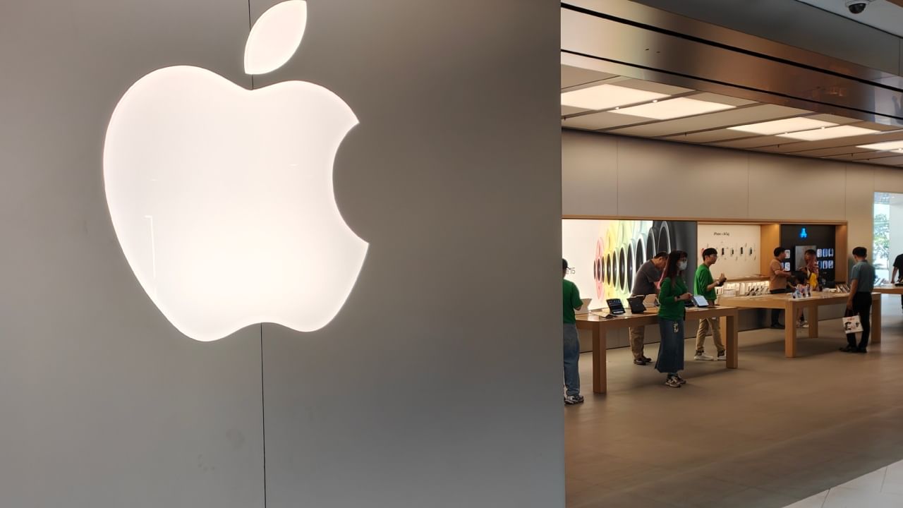 ഐഫോൺ ഫോൾഡബിൾ ഫോണിൻ്റെ നിർമ്മാണത്തിലാണെന്ന് നേരത്തെ റിപ്പോർട്ടുകളുണ്ടായിരുന്നു. ഈ ഫോൾഡബിൾ ഫോൺ 2026ൽ പുറത്തുവന്നേക്കുമെന്നാണ് റിപ്പോർട്ടുകൾ. ഇക്കാര്യത്തിൽ ആപ്പിളിൻ്റെ ഭാഗത്തുനിന്ന് ഔദ്യോഗിക റിപ്പോർട്ടുകളുണ്ടായിട്ടില്ല. (Image Credits - Getty Images)