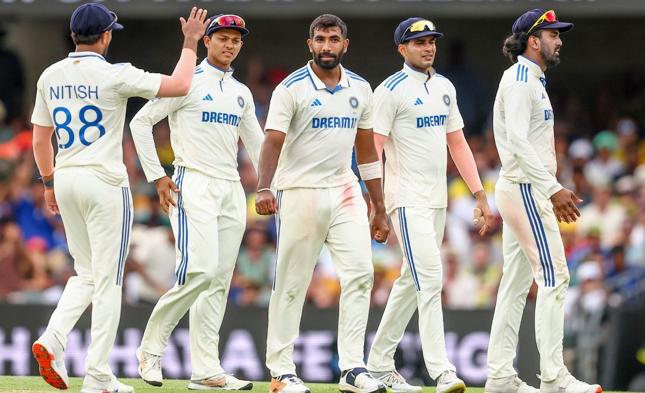 IND vs AUS: ഗാബയിലും ഓസീസ് തേരോട്ടം! സ്മിത്തിനും ഹെഡിനും സെഞ്ച്വറി, അഞ്ച് വിക്കറ്റുമായി ബുമ്ര IND vs AUS: ഗാബയിലും ഓസീസ് തേരോട്ടം! സ്മിത്തിനും ഹെഡിനും സെഞ്ച്വറി, അഞ്ച് വിക്കറ്റുമായി ബുമ്ര