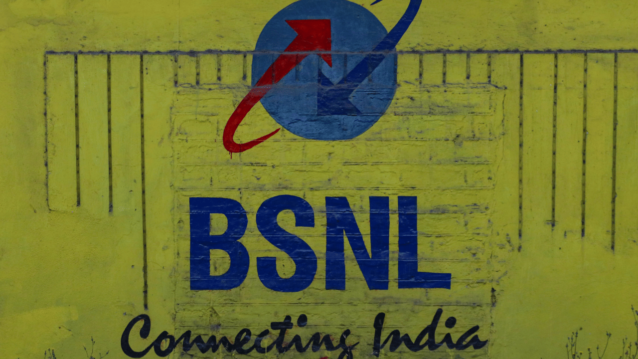 രാജ്യത്തെ പൊതുമേഖല ടെലികോം കമ്പനിയായ ബിഎസ്എൻഎൽ നിരവധി മാറ്റങ്ങളുമായാണ് ഈ വർഷം കടന്നുപോയത്. ഇപ്പോഴിതാ ഉപയോക്താക്കൾക്കായി പുതിയ മാറ്റം പ്രഖ്യാപിച്ചിരിക്കുകയാണ്. 2025 മാർച്ചോടെ ഇ-സിം സൗകര്യം പുറത്തിറക്കാനൊരുങ്ങുകയാണ് ബിഎസ്എൻഎൽ. (​Image Credits: Gettyimages)
