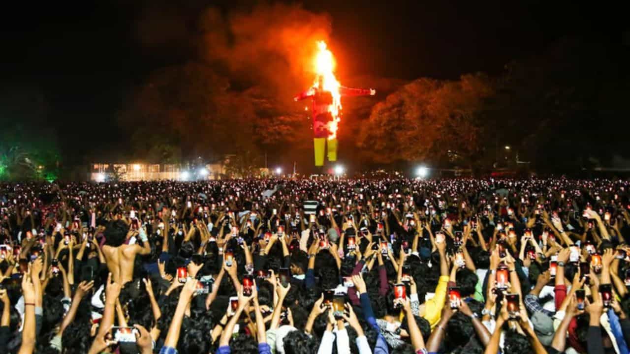 Cochin Carnival 2025: കൊച്ചിയില് ഇത്തവണ പാപ്പാഞ്ഞിയെ കത്തിക്കില്ല; ആഘോഷ പരിപാടികളും റദ്ദാക്കിയതായി കാര്ണിവല് കമ്മിറ്റി Cochin Carnival 2025: കൊച്ചിയില് ഇത്തവണ പാപ്പാഞ്ഞിയെ കത്തിക്കില്ല; ആഘോഷ പരിപാടികളും റദ്ദാക്കിയതായി കാര്ണിവല് കമ്മിറ്റി