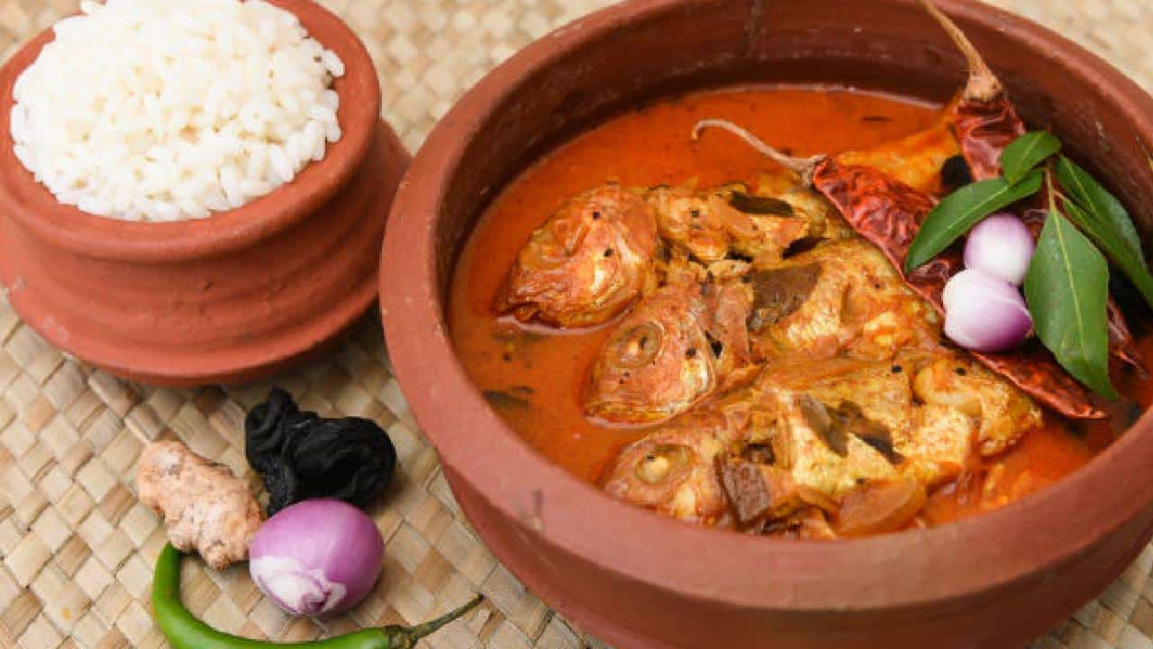 Cook In Clay Pot: മലയാളികൾക്കിടയിൽ മൺപാത്രത്തങ്ങൾക്ക് ഡിമാൻഡേറുന്നു; കാരണം കറികളുടെ സ്വാദോ! Cook In Clay Pot: മലയാളികൾക്കിടയിൽ മൺപാത്രത്തങ്ങൾക്ക് ഡിമാൻഡേറുന്നു; കാരണം കറികളുടെ സ്വാദോ!
