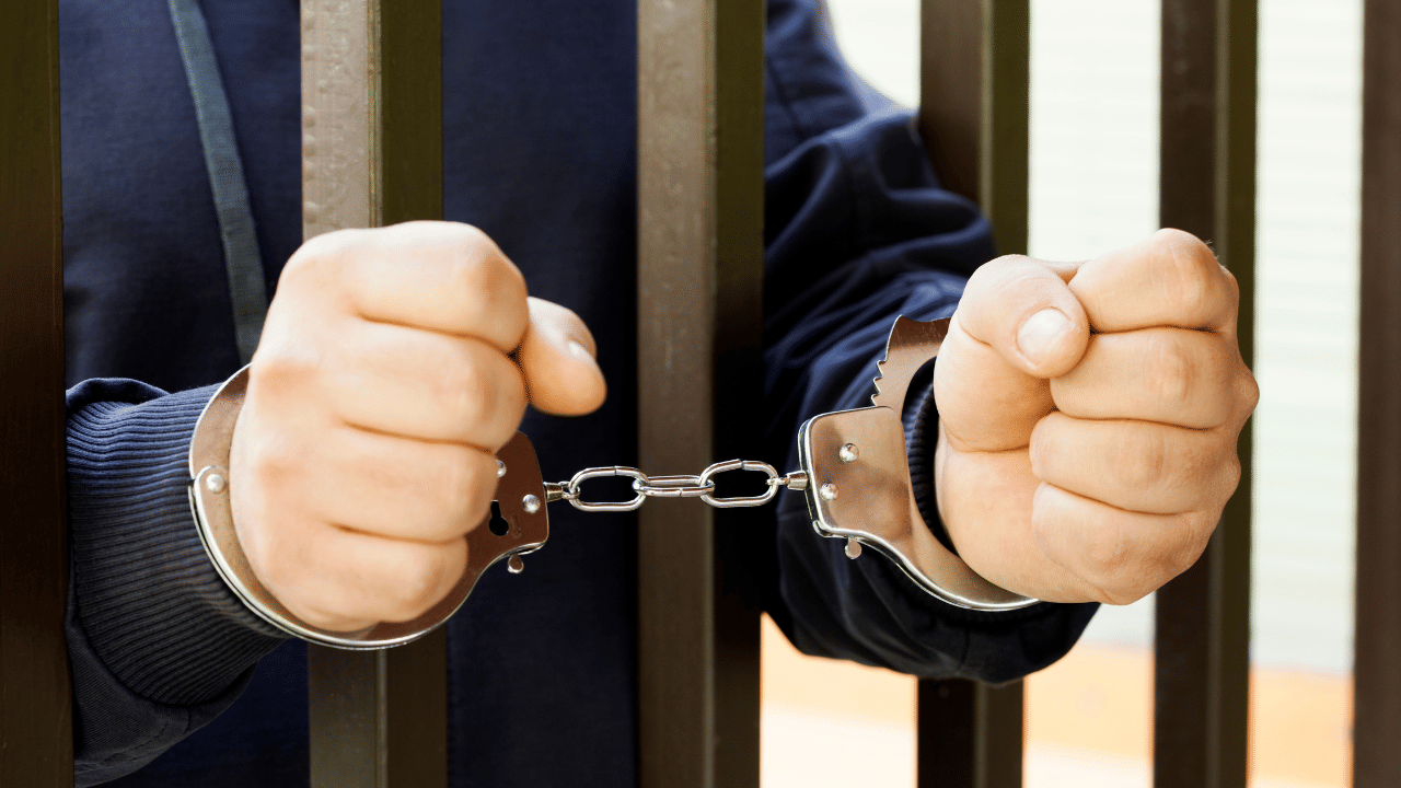 Youths Vandalized Hotel: ഭക്ഷണം നൽകാൻ വൈകി; കാസർഗോഡ് ഹോട്ടൽ അടിച്ചുതകർത്തു; ജീവനക്കാർക്ക് പരിക്ക് Youths Vandalized Hotel: ഭക്ഷണം നൽകാൻ വൈകി; കാസർഗോഡ് ഹോട്ടൽ അടിച്ചുതകർത്തു; ജീവനക്കാർക്ക് പരിക്ക്