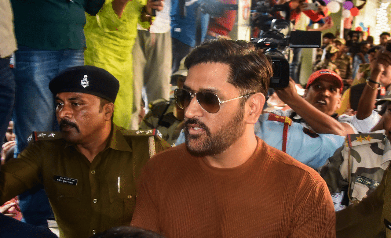 ബോളിവുഡ് താരങ്ങളെ മറികടന്ന് ബ്രാൻഡ് മൂല്യത്തിൽ ഒന്നാമതെത്തിയിരിക്കുകയാണ് മുന്‍ ഇന്ത്യന്‍ ക്യാപ്റ്റന്‍ കൂടിയായ ധോണി. 2024ല്‍ ഏറ്റവും കൂടുതല്‍ ബ്രാന്‍ഡ് മൂല്യമുള്ള ഇന്ത്യക്കാരുടെ എലൈറ്റ് പട്ടികയിലാണ് ധോണി ഇടംപിടിച്ചിരിക്കുന്നത്.  (Image Credits: PTI)