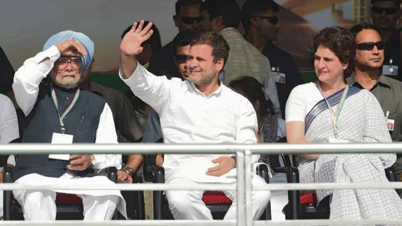 Dr Manmohan Singh Demise: ഉപദേശകനേയും വഴികാട്ടിയേയും നഷ്ടപ്പെട്ടിരിക്കുന്നുവെന്ന് രാഹുല്; അദ്ദേഹത്തോളം ബഹുമാനിക്കപ്പെടുന്നവര് അപൂര്വമാണെന്ന് പ്രിയങ്ക Dr Manmohan Singh Demise: ഉപദേശകനേയും വഴികാട്ടിയേയും നഷ്ടപ്പെട്ടിരിക്കുന്നുവെന്ന് രാഹുല്; അദ്ദേഹത്തോളം ബഹുമാനിക്കപ്പെടുന്നവര് അപൂര്വമാണെന്ന് പ്രിയങ്ക
