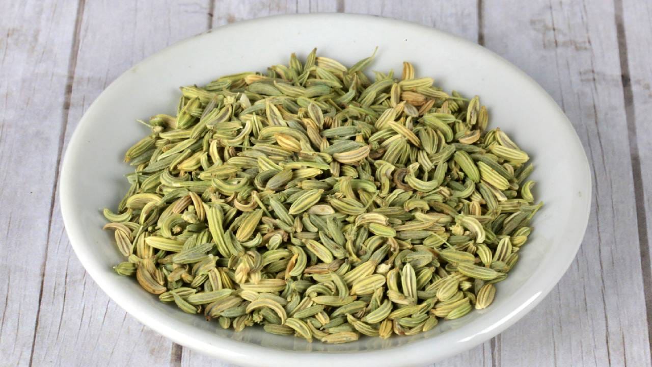 നമ്മൾ മിക്കവരും ഹോട്ടലിൽ ഭക്ഷം കഴിച്ച് ബില്ല് നൽകുമ്പോൾ അവിടെ പാത്രത്തിൽ ഇട്ട വച്ച പെരുംജീരകം കാണാറുണ്ട്. മിക്കവരും അത് എടുത്ത് കഴിക്കാറുമുണ്ട്. പക്ഷേ എന്തിനായിരിക്കും എല്ലാ ഹോട്ടലുകളിലും ഇത്തരത്തില് ജീരകം ഇട്ടുവെച്ചിരിക്കുന്നതെന്ന് ചിന്തിച്ചിട്ടുണ്ടോ?(image credits:gettyimages)