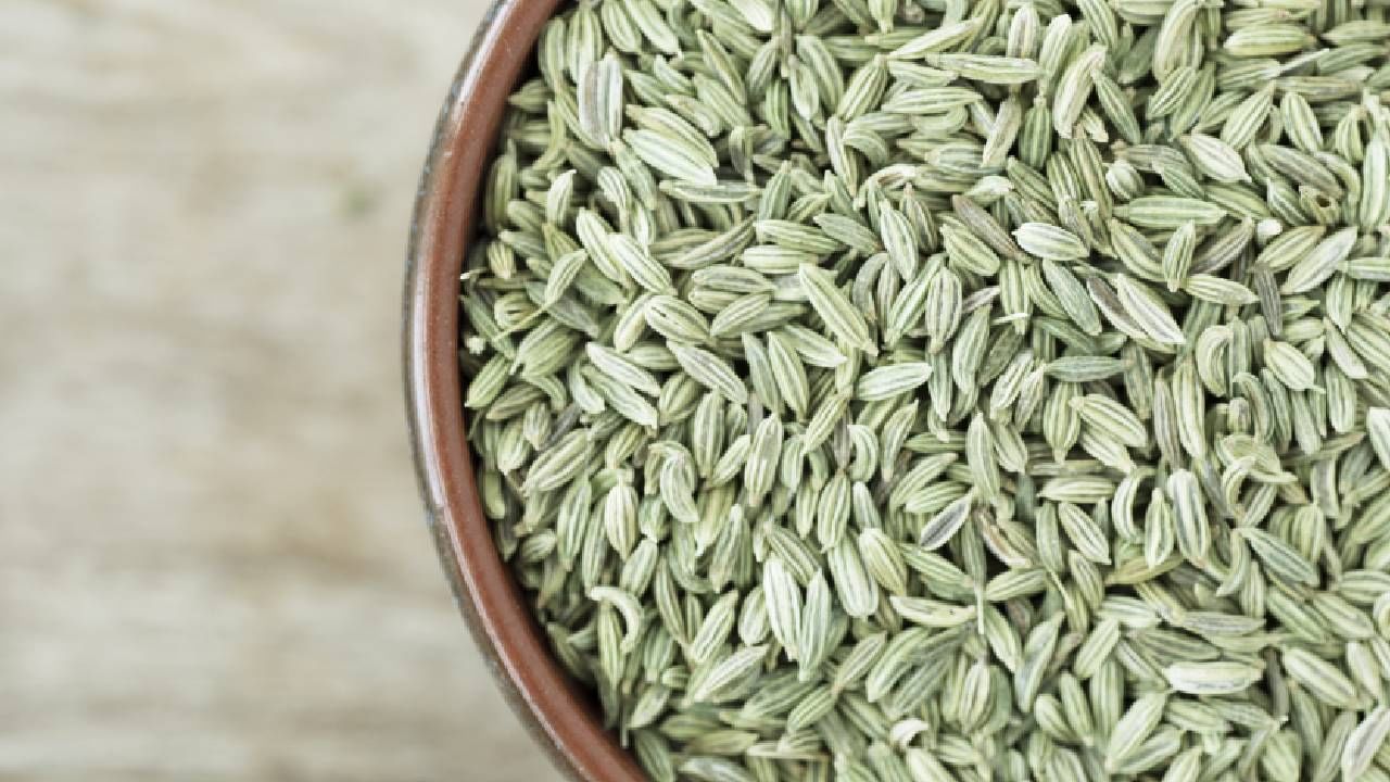 നാരുകള്‍, ആന്റി ഓക്‌സിഡന്റുകള്‍, വിറ്റാമിന്‍ സി, പൊട്ടാസ്യം, മഗ്നീഷ്യം എന്നീ ഗുണങ്ങള്‍ ജീരകത്തില്‍ നിന്ന് നമുക്ക് ലഭിക്കുന്നു. ഇവ ഭക്ഷണത്തിന് ശേഷമുള്ള ദഹനത്തെ സഹായിക്കുന്നു. മാത്രമല്ല, ഇവ ദഹനപ്രക്രിയ സുഗമമാക്കുന്നതിനൊപ്പം ദഹന എന്‍സൈമുകള്‍ ഉത്തേജിപ്പിക്കുകയും അനെത്തോള്‍ പോലുള്ള അവശ്യ എണ്ണകള്‍ ഉത്പാദിപ്പിക്കുകയും ചെയ്യുന്നു. ഇവ അമിതവണ്ണം തടയുകയും അസിഡിറ്റി കുറയ്ക്കുകയും ചെയ്യുന്നു.(image credits:gettyimages)