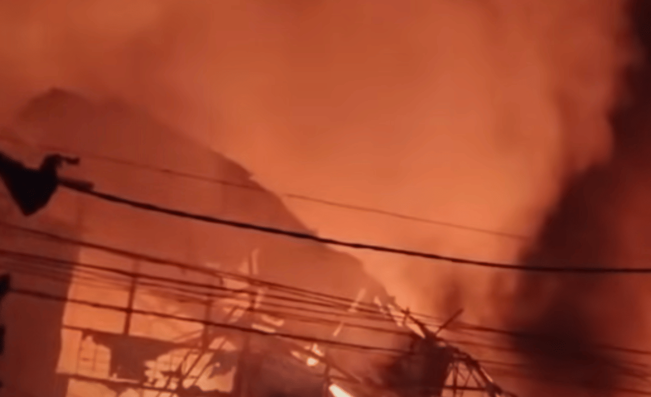 Kochi Fire Accident: കൊച്ചിയിൽ വൻതീപിടുത്തം, തീപിടിച്ചത് നിർമ്മാതാവ് രാജു ​ഗോപിയുടെ ഉടമസ്ഥതയിലുള്ള ആക്രി ​ഗോഡൗണിന്