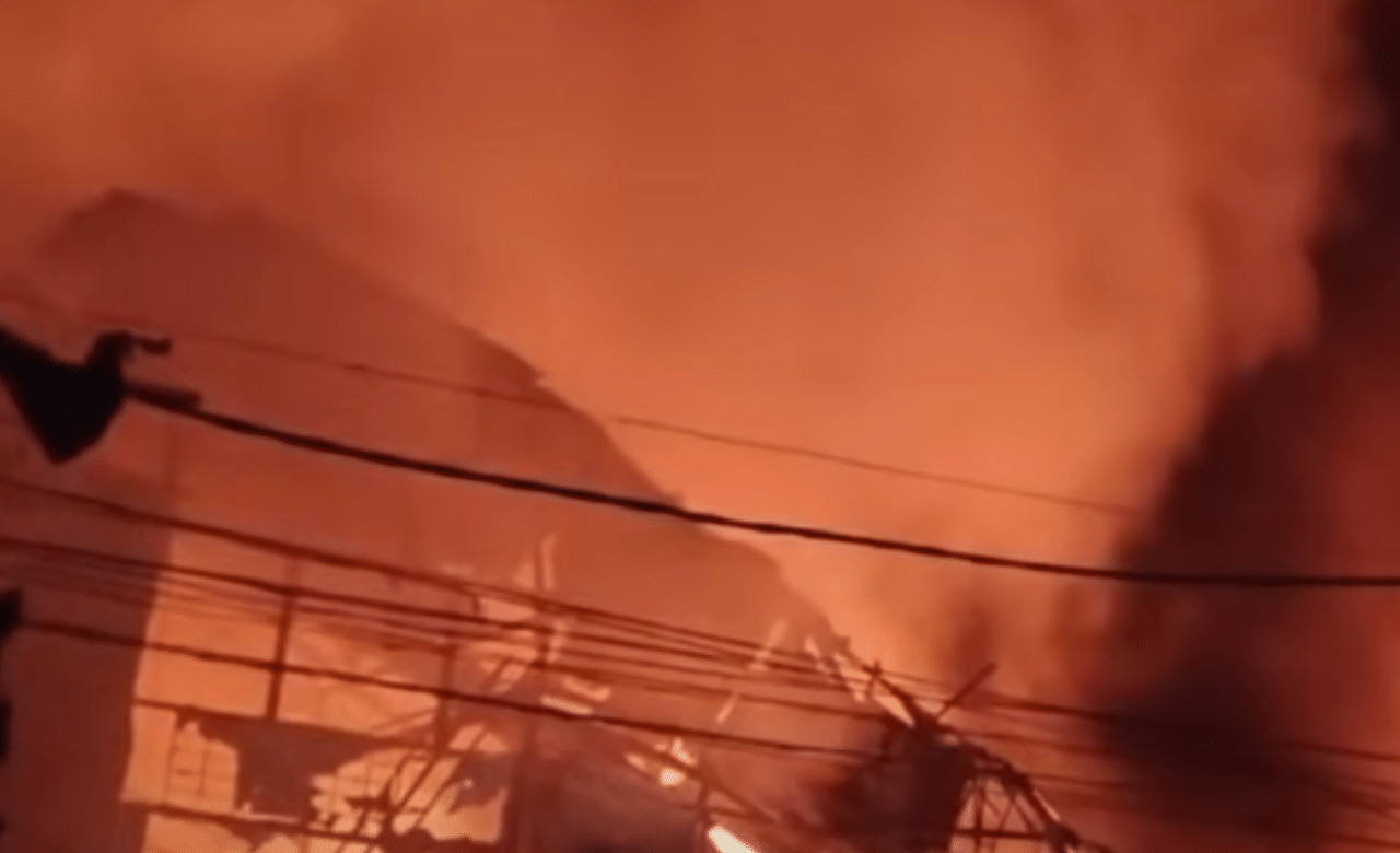 Kochi Fire Accident: കൊച്ചിയിൽ വൻതീപിടുത്തം, തീപിടിച്ചത് നിർമ്മാതാവ് രാജു ഗോപിയുടെ ഉടമസ്ഥതയിലുള്ള ആക്രി ഗോഡൗണിന് Kochi Fire Accident: കൊച്ചിയിൽ വൻതീപിടുത്തം, തീപിടിച്ചത് നിർമ്മാതാവ് രാജു ഗോപിയുടെ ഉടമസ്ഥതയിലുള്ള ആക്രി ഗോഡൗണിന്
