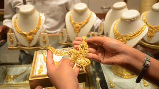 Kerala Gold Rate: ആഭരണപ്രേമികൾക്ക് ലോട്ടറി, സ്വർണവിലയിൽ വീണ്ടും ഇടിവ്