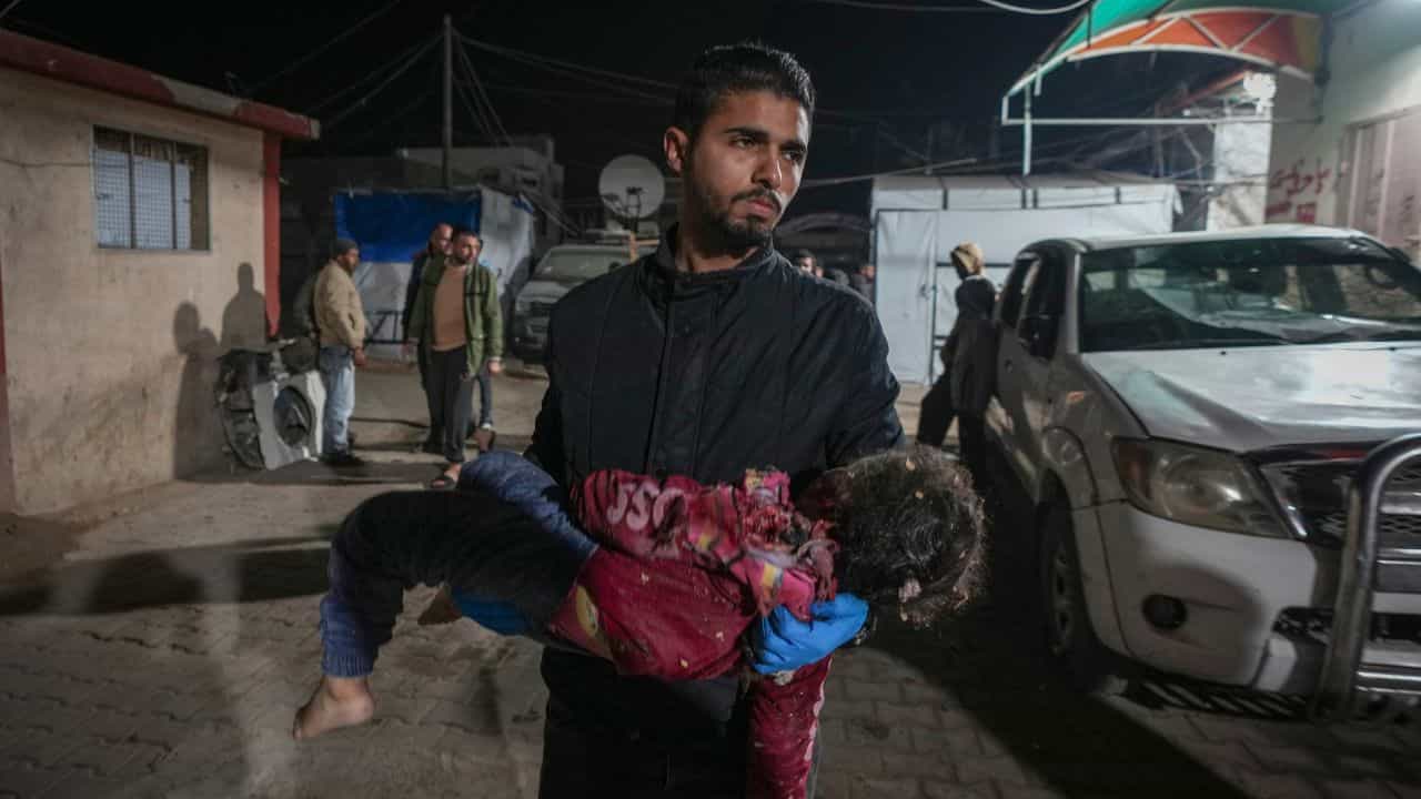 Israeli–Palestinian Conflict: കൊടും തണുപ്പ് താങ്ങാനാകുന്നില്ല; ഗസയില് മരിച്ചുവീണ് കുഞ്ഞുങ്ങള് Israeli–Palestinian Conflict: കൊടും തണുപ്പ് താങ്ങാനാകുന്നില്ല; ഗസയില് മരിച്ചുവീണ് കുഞ്ഞുങ്ങള്