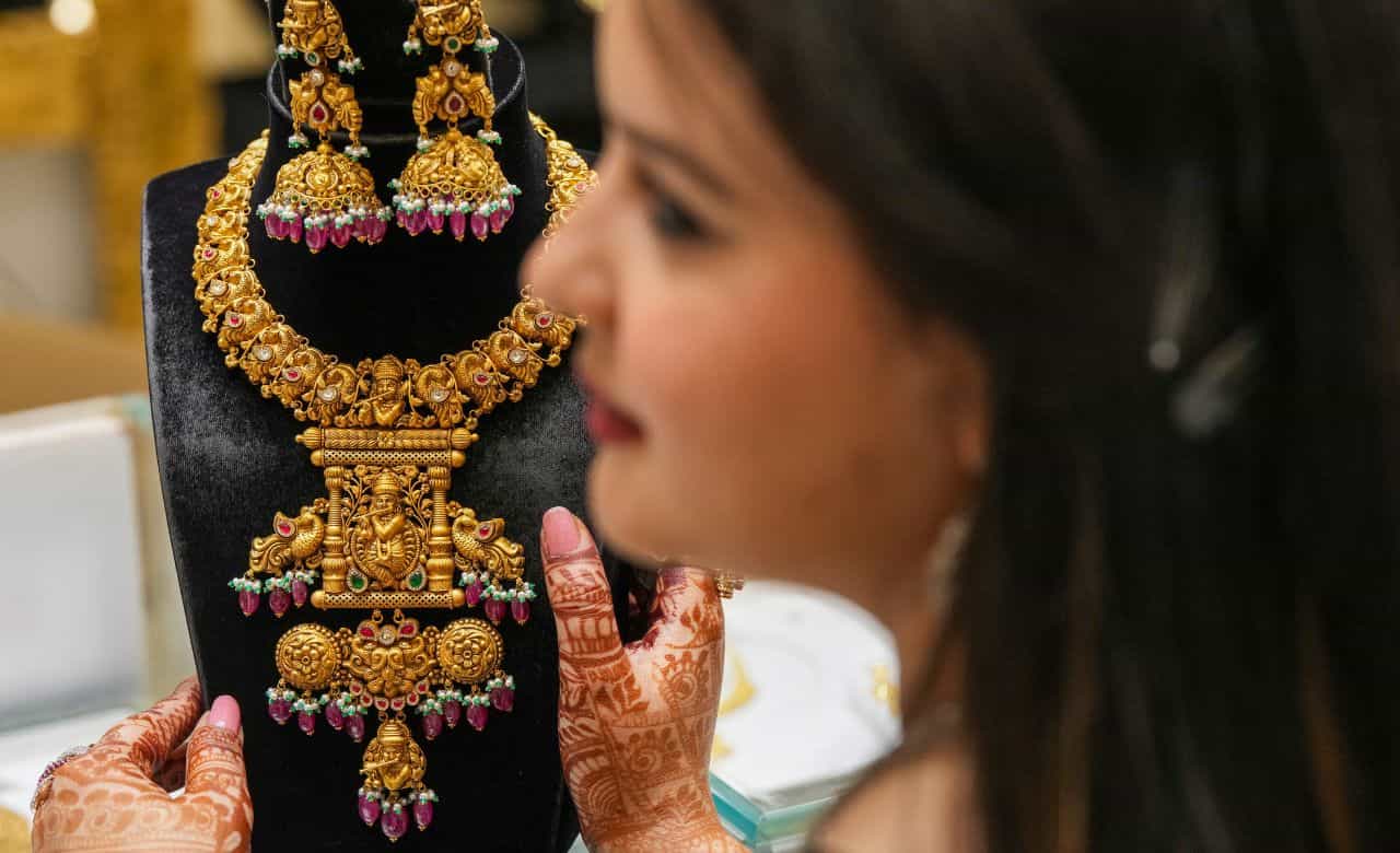 Cheapest gold in the world: കേരളത്തെക്കാൾ കുറഞ്ഞ നിരക്കിൽ ഈ രാജ്യത്ത് നിന്ന് സ്വർണം വാങ്ങാം; വില വ്യത്യാസത്തിന് കാരണം ഇത് Cheapest gold in the world: കേരളത്തെക്കാൾ കുറഞ്ഞ നിരക്കിൽ ഈ രാജ്യത്ത് നിന്ന് സ്വർണം വാങ്ങാം; വില വ്യത്യാസത്തിന് കാരണം ഇത്