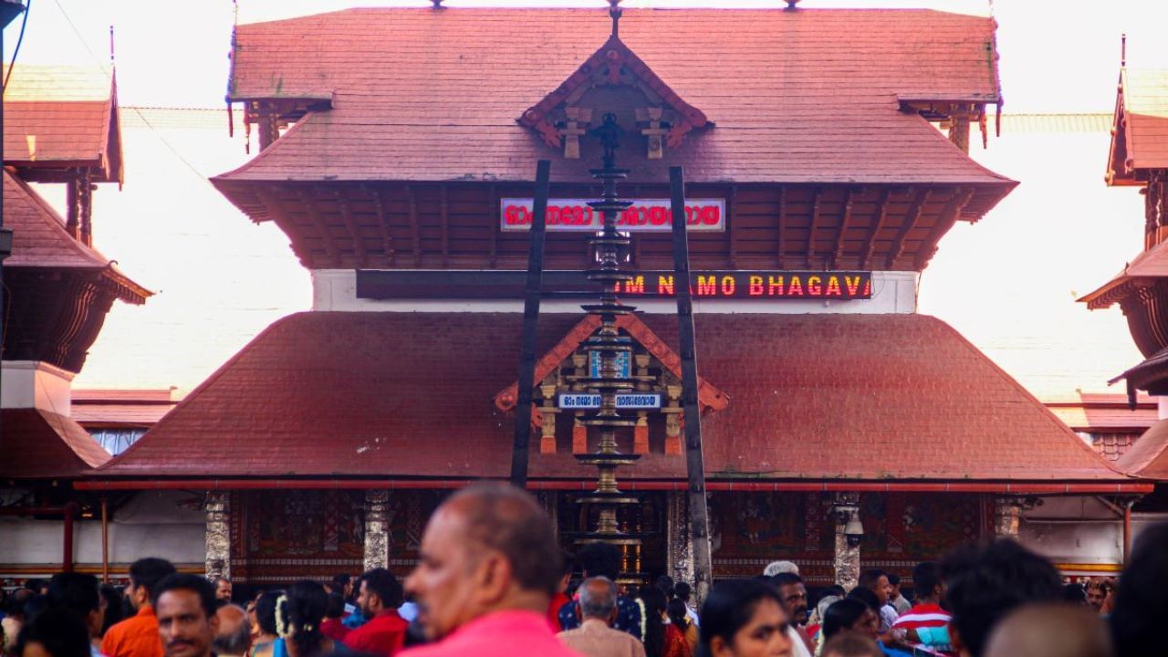 രാവിലെ ആറ് മണി മുതല് ഉച്ച കഴിഞ്ഞ് രണ്ട് മണി വരെ വിഐപി സ്പെഷ്യല് ദര്ശനം ഉണ്ടായിരിക്കില്ല. പ്രാദേശികം, സീനിയര് സിറ്റിസണ് എന്നിവര്ക്കുള്ള ക്യൂ രാവിലെ അഞ്ച് മണിക്ക് അവസാനിക്കുമെന്നും ദേവസ്വം ബോര്ഡ് അറിയിച്ചിട്ടുണ്ട്. (Image Credits: Social Media)