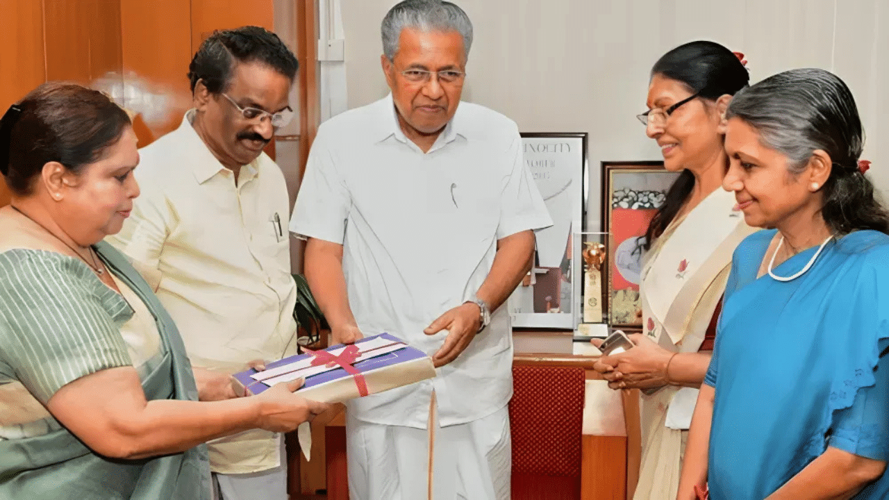 Hema Committe Report: ഹേമ കമ്മിറ്റി റിപ്പോർട്ടിലെ പുറത്തുവരാത്ത പേജുകളിലെന്ത്? ഇന്നറിയാം Hema Committe Report: ഹേമ കമ്മിറ്റി റിപ്പോർട്ടിലെ പുറത്തുവരാത്ത പേജുകളിലെന്ത്? ഇന്നറിയാം