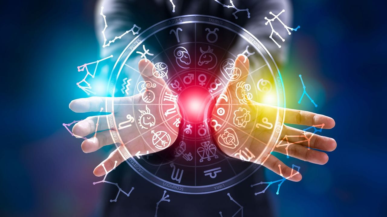 മിഥുനം, വൃശ്ചികം, ധനു എന്നീ മൂന്ന് രാശികള്‍ക്കാണ് കേതുവിന്റെ രാശിമാറ്റം കാരണം ഭാഗ്യം വരാന്‍ പോകുന്നത്.  (Image Credits: Surasak Suwanmake/Getty Images Creative)