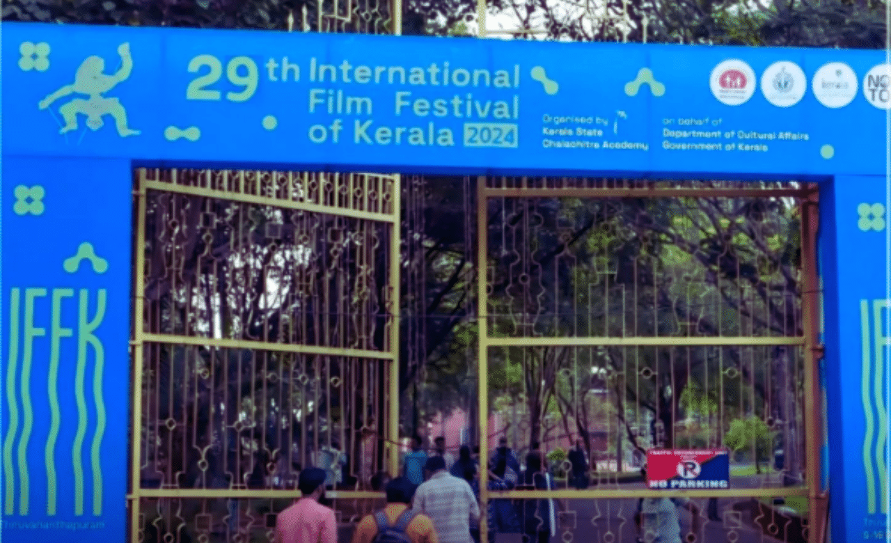 തീയറ്ററുകളിൽ ആകെ സീറ്റിന്റെ 70 ശതമാനം റിസർവ്വ് ചെയ്തവർക്കും 30 ശതമാനം റിസർവേഷൻ ഇല്ലാത്തവർക്കുമാണ്. മുതിർന്ന പൗരന്മാർക്ക് ക്യൂ നിൽക്കാതെ പ്രവേശന സൗകര്യം ലഭിക്കും. (Image Credits: IFFK)