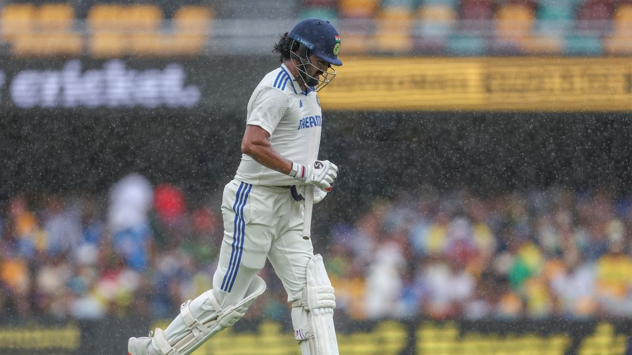 IND vs AUS : പ്രതിരോധത്തിലായ ഇന്ത്യയെ മഴ കനിഞ്ഞു; മൂന്നാം ദിവസത്തെ കളി ഉപേക്ഷിച്ചു IND vs AUS : പ്രതിരോധത്തിലായ ഇന്ത്യയെ മഴ കനിഞ്ഞു; മൂന്നാം ദിവസത്തെ കളി ഉപേക്ഷിച്ചു
