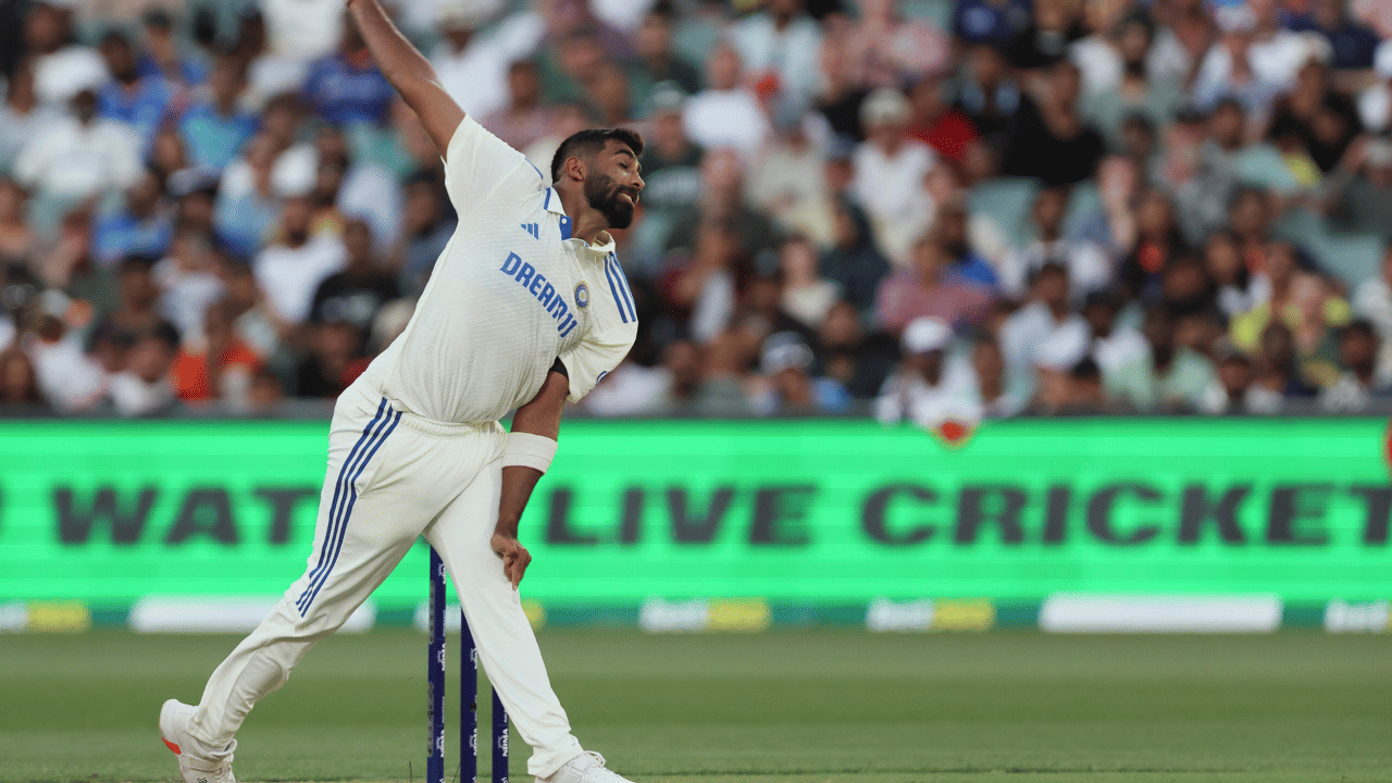 ബോർഡർ - ഗവാസ്കർ ട്രോഫിയുടെ ഭാഗമായ മെൽബൺ ടെസ്റ്റിൽ മറ്റൊരു നേട്ടം സ്വന്തമാക്കി പേസർ ജസ്പ്രീത് ബുമ്ര. ടെസ്റ്റ് വിക്കറ്റ് വേട്ടയിൽ ആണ് ബുമ്രയുടെ നേട്ടം. (Image Credits: PTI)