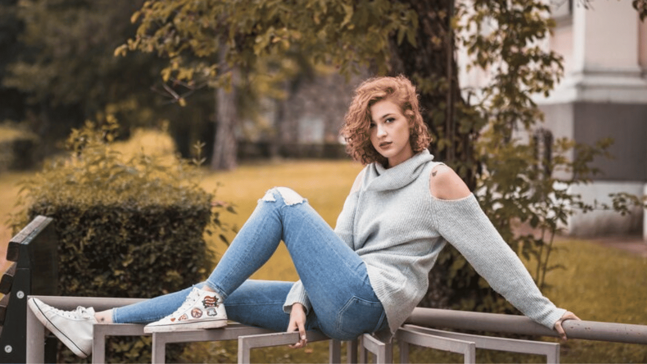 സ്കിൻ ഫിറ്റ് ജീൻസ്‌ അഥവാ ഇറുകിയ ജീൻസാണ് പട്ടികയിലെ പ്രധാന വില്ലൻ. ഇറുകിയ ജീൻസ് ഏറെ നേരം ധരിക്കുമ്പോൾ വിയർപ്പ് തങ്ങി നിന്ന്  യൂറിനറി ട്രാക്ട് ഇൻഫെക്ഷൻ അഥവാ മൂത്രനാളിയിലെ അണുബാധയ്ക്ക് കാരണമാകുന്നു. വേനൽ കാലത്ത് മാത്രമല്ല മഴക്കാലത്തും ഈ രോഗം കണ്ടുവരുന്നു. കാരണം, മഴ കൊണ്ടുള്ള ഈർപ്പം തങ്ങി നിൽക്കുമ്പോഴും ഇത് സംഭവിക്കാം. (Image Credits: Freepik)