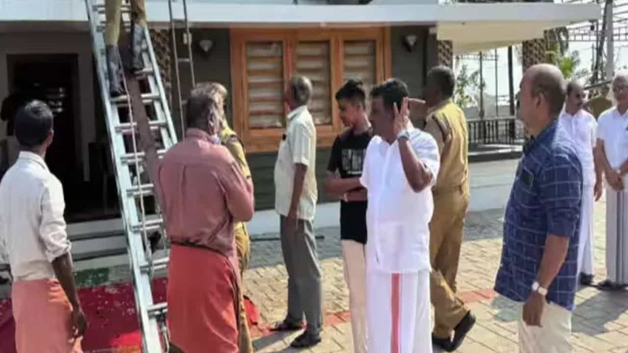 Kannur Resort Caretaker: ജോലിയില് നിന്ന് പിരിച്ചുവിട്ടു; കണ്ണൂരില് റിസോര്ട്ടിന് തീയിട്ട് ജീവനക്കാരന് ആത്മഹത്യ ചെയ്തു Kannur Resort Caretaker: ജോലിയില് നിന്ന് പിരിച്ചുവിട്ടു; കണ്ണൂരില് റിസോര്ട്ടിന് തീയിട്ട് ജീവനക്കാരന് ആത്മഹത്യ ചെയ്തു