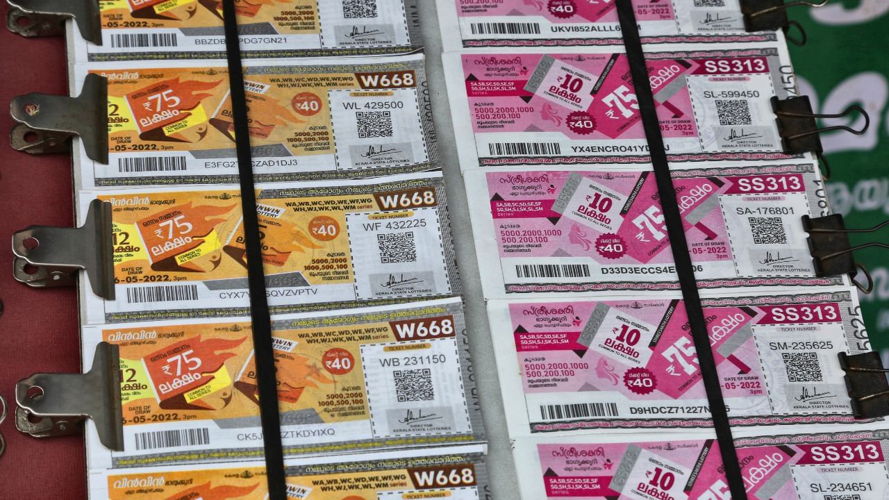 അഞ്ചാം സമ്മാനം രണ്ട് ലക്ഷം രൂപയാണ്. കൂടാതെ 5,000,1,000,500,300 എന്നിങ്ങനെ നിരവധി സമ്മാനങ്ങള്‍ വേറെയുമുണ്ട്. ആകെ 334830 സമ്മാനങ്ങളാണ് ലഭിക്കുക. 300 രൂപയാണ് ടിക്കറ്റ് വില. (Image Credits: 	NurPhoto/Getty Images Editorial)