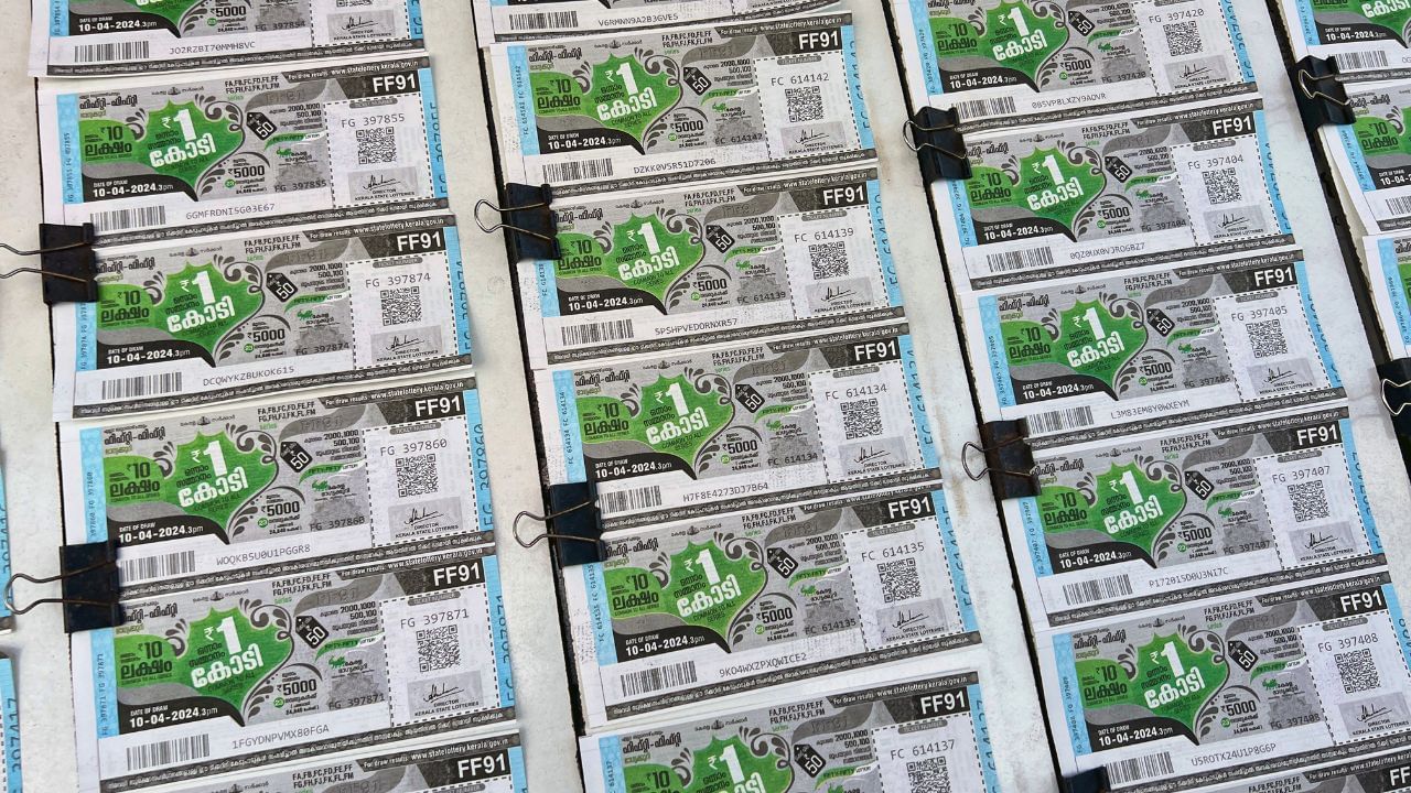 ഷെയറിട്ടാണ് ടിക്കറ്റുകള്‍ വാങ്ങിക്കാന്‍ പദ്ധതിയിട്ടിരിക്കുന്നത് അല്ലെങ്കില്‍ വാങ്ങിച്ചിരുന്നത് എങ്കില്‍ ഇക്കാര്യങ്ങള്‍ ഓര്‍ത്തുവെക്കാം. നിയമപ്രകാരം ഷെയറിട്ട് ലോട്ടറി ടിക്കറ്റുകള്‍ എടുക്കുന്നതിന് തടസങ്ങളില്ല. എന്നാല്‍ സമ്മാനത്തുക വീതിച്ച് നല്‍കുന്നതിനുള്ള അധികാരം ലോട്ടറി വകുപ്പിനില്ല. (Image Credits: NurPhoto/Getty Images Editorial)