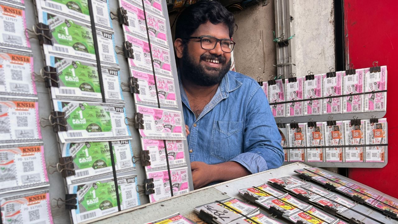 അതിനാല്‍ തന്നെ സംഘത്തിലെ ആരുടെയെങ്കിലും ഒരാളുടെ അക്കൗണ്ടിലേക്ക് ആയിരിക്കും പണം കൈമാറ്റം ചെയ്യുന്നത്. സമ്മാനത്തുക കൈമാറുന്നതിനായി സംഘത്തിലെ ഒരാളെ ചുമതലപ്പെടുത്തുന്നതിനായി 50 രൂപയുടെ മുദ്രപത്രത്തില്‍ സാക്ഷ്യപ്പെടുത്തി ഭാഗ്യക്കുറി വകുപ്പില്‍ സമര്‍പ്പിക്കണം. (Image Credits: NurPhoto/Getty Images Editorial)